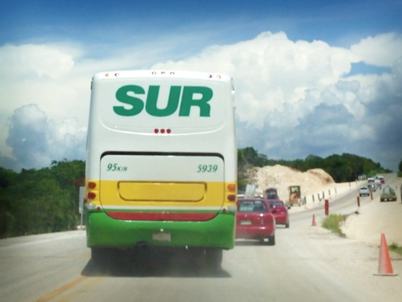 VIDEO: CAMIÓN DE AUTOBUSES DEL SUR REBASA EN CURVA Y MANEJA SIN PRECAUCIÓN
