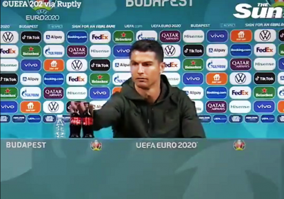 Cristiano Ronaldo le hace feo a coca-cola y colapsan ...